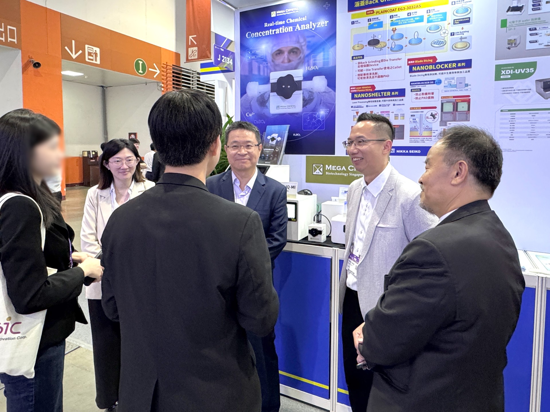 mega-crystal-booth-technical-discussion 兆晶賓客至攤位進行技術交流